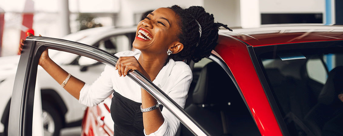 elegante-negra-mulher-carro-salão